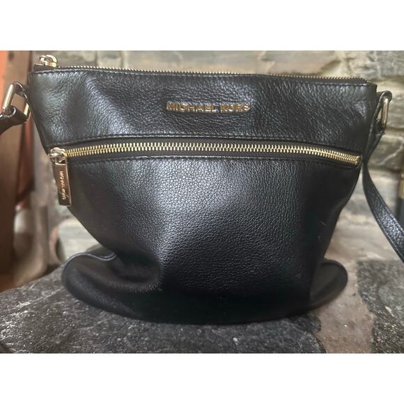 Micheal Kors Black Gold Zipper Pebbled Leather Classic Minimalist Crossbody - Picture 1 of 6